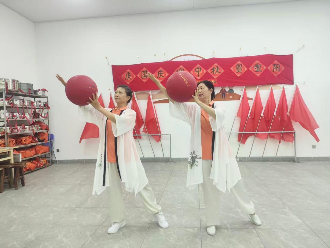 福建永春县五里街社区老年协会举办“庆国庆·迎中秋·贺重阳”文艺演出活动