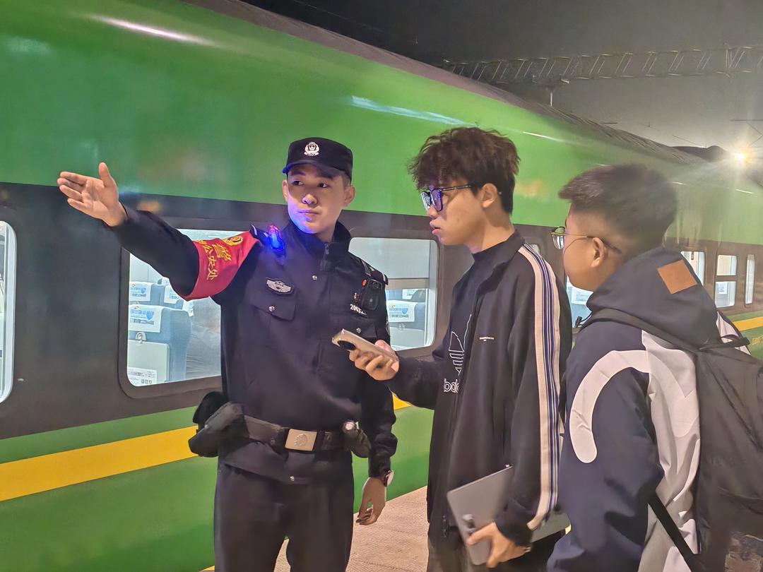 国庆假期首日，延铁乘警守护旅客平安出行