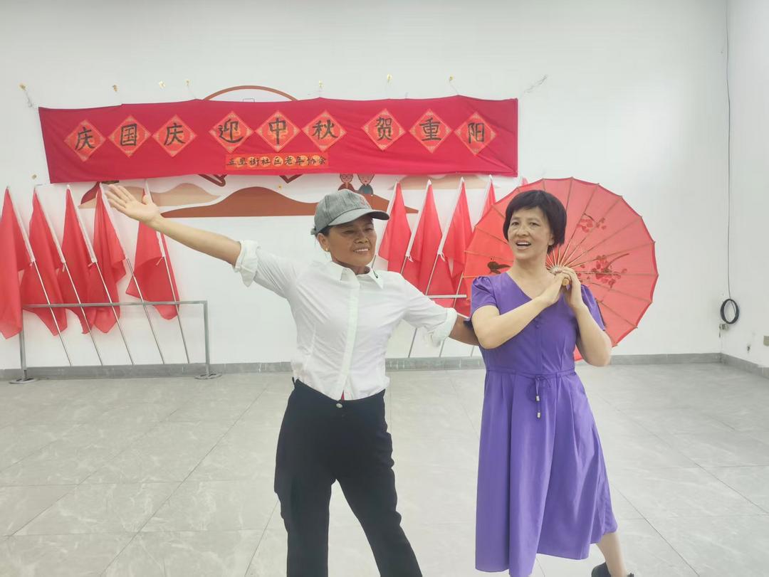 福建永春县五里街社区老年协会举办“庆国庆·迎中秋·贺重阳”文艺演出活动
