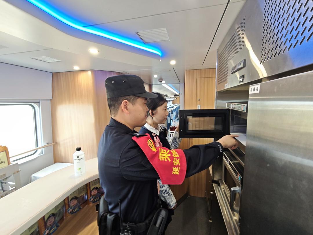 国庆假期首日，延铁乘警守护旅客平安出行