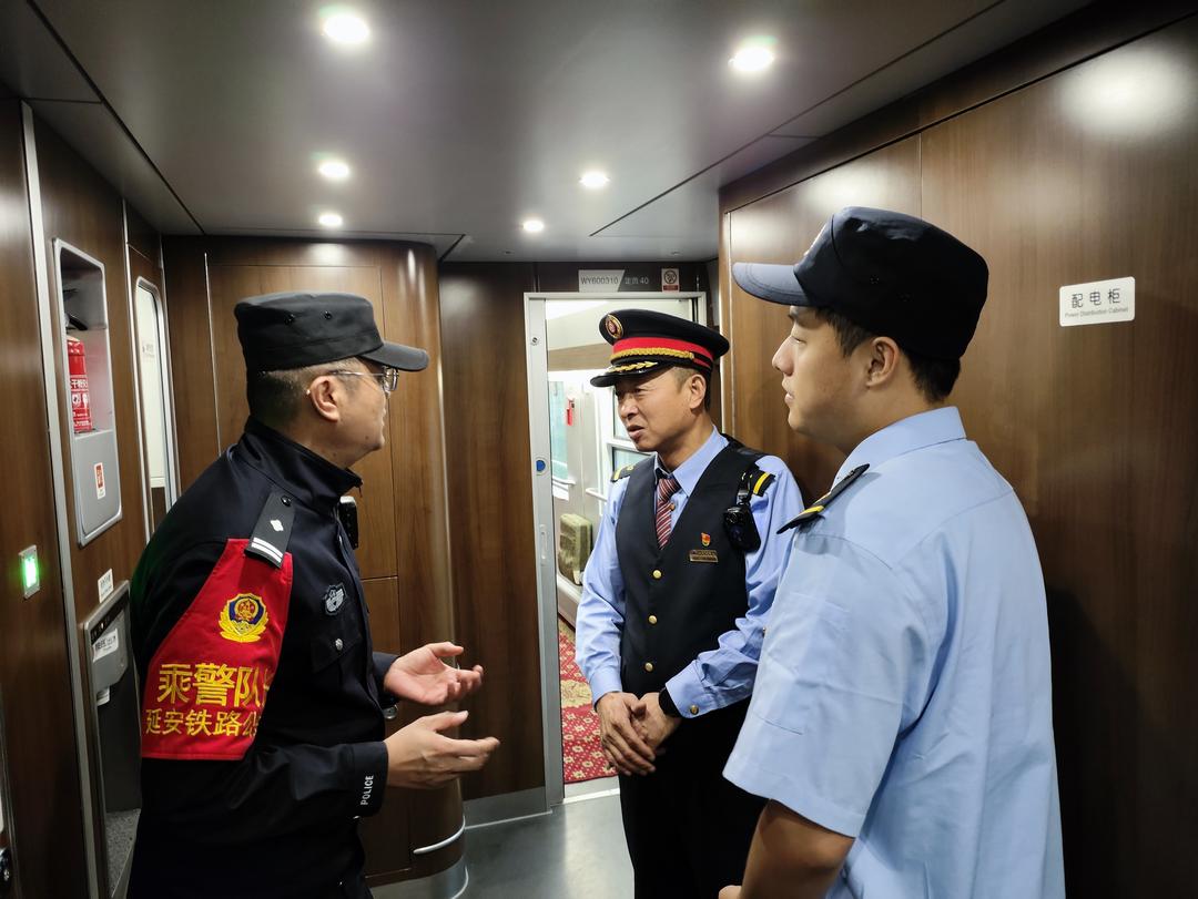 国庆假期首日，延铁乘警守护旅客平安出行