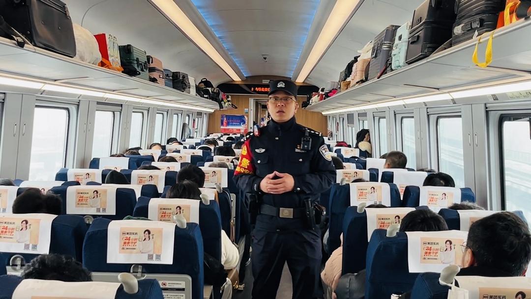 国庆假期首日，延铁乘警守护旅客平安出行