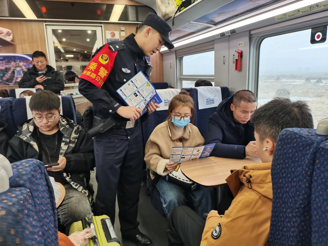 国庆假期首日，延铁乘警守护旅客平安出行
