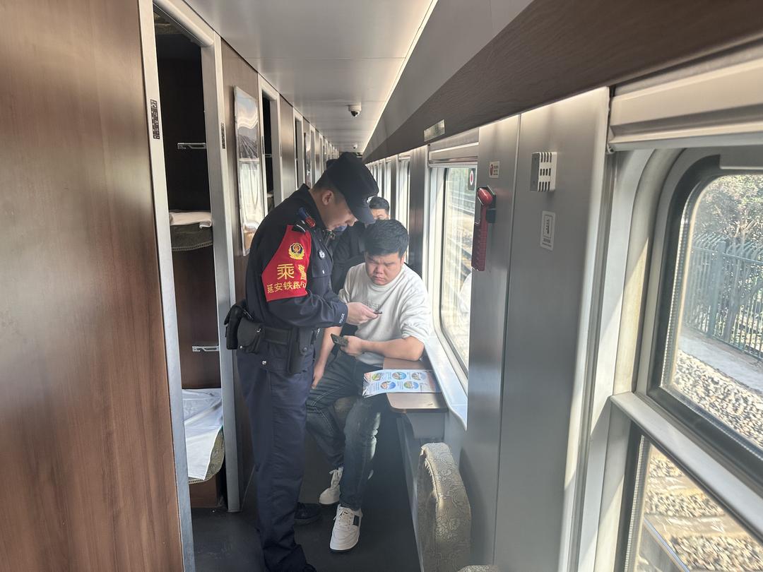 国庆假期首日，延铁乘警守护旅客平安出行