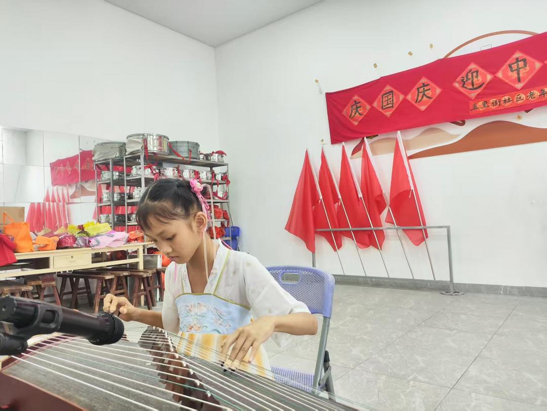 福建永春县五里街社区老年协会举办“庆国庆·迎中秋·贺重阳”文艺演出活动