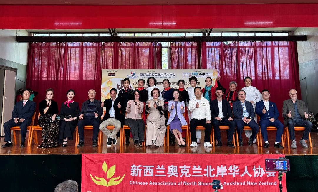 一群人站在台上

AI 生成的内容可能不正确。