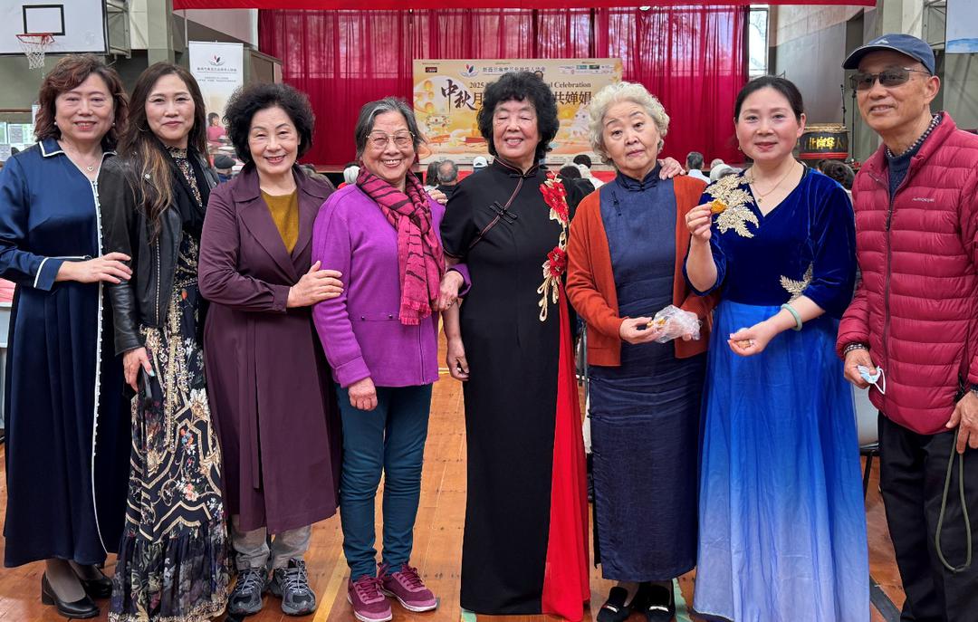 一群人站在一起合影

AI 生成的内容可能不正确。