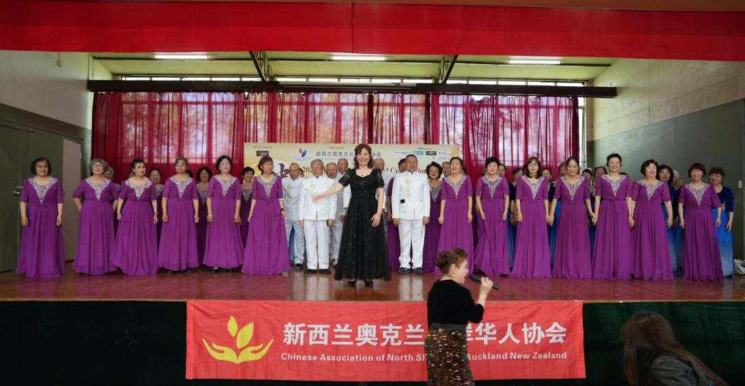 图片包含 室内, 天花板, 男人, 桌子

AI 生成的内容可能不正确。