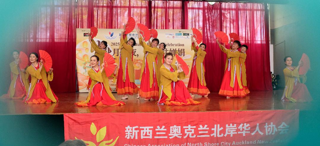 图片包含 桌子, 游戏机, 年轻, 穿着

AI 生成的内容可能不正确。