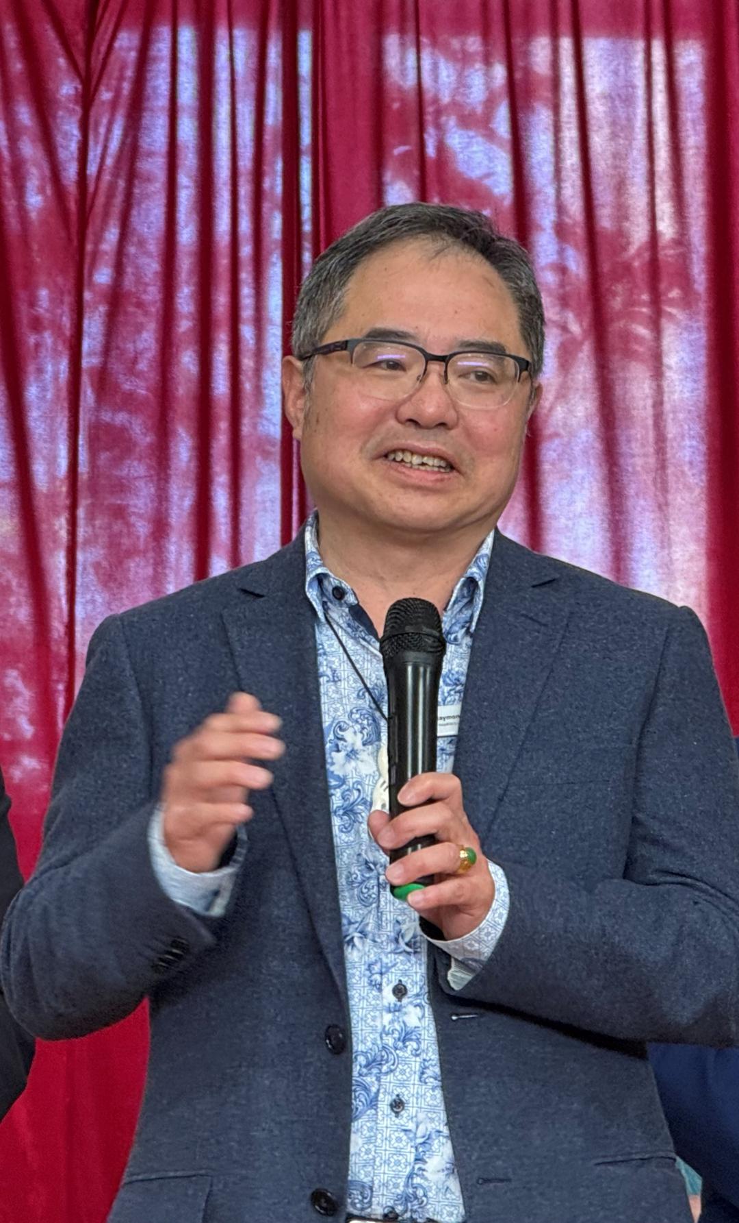 穿着西装笔挺的男子手里拿着酒杯

AI 生成的内容可能不正确。