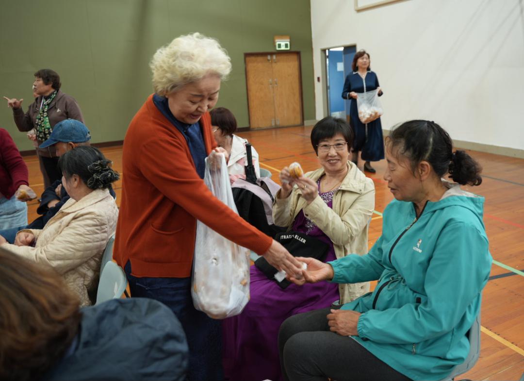 一群人正在聊天

AI 生成的内容可能不正确。