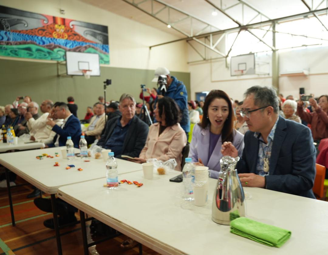 一群人在餐厅里用餐

AI 生成的内容可能不正确。