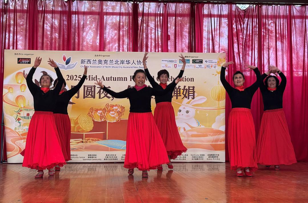 图片包含 室内, 桌子, 男人, 女人

AI 生成的内容可能不正确。