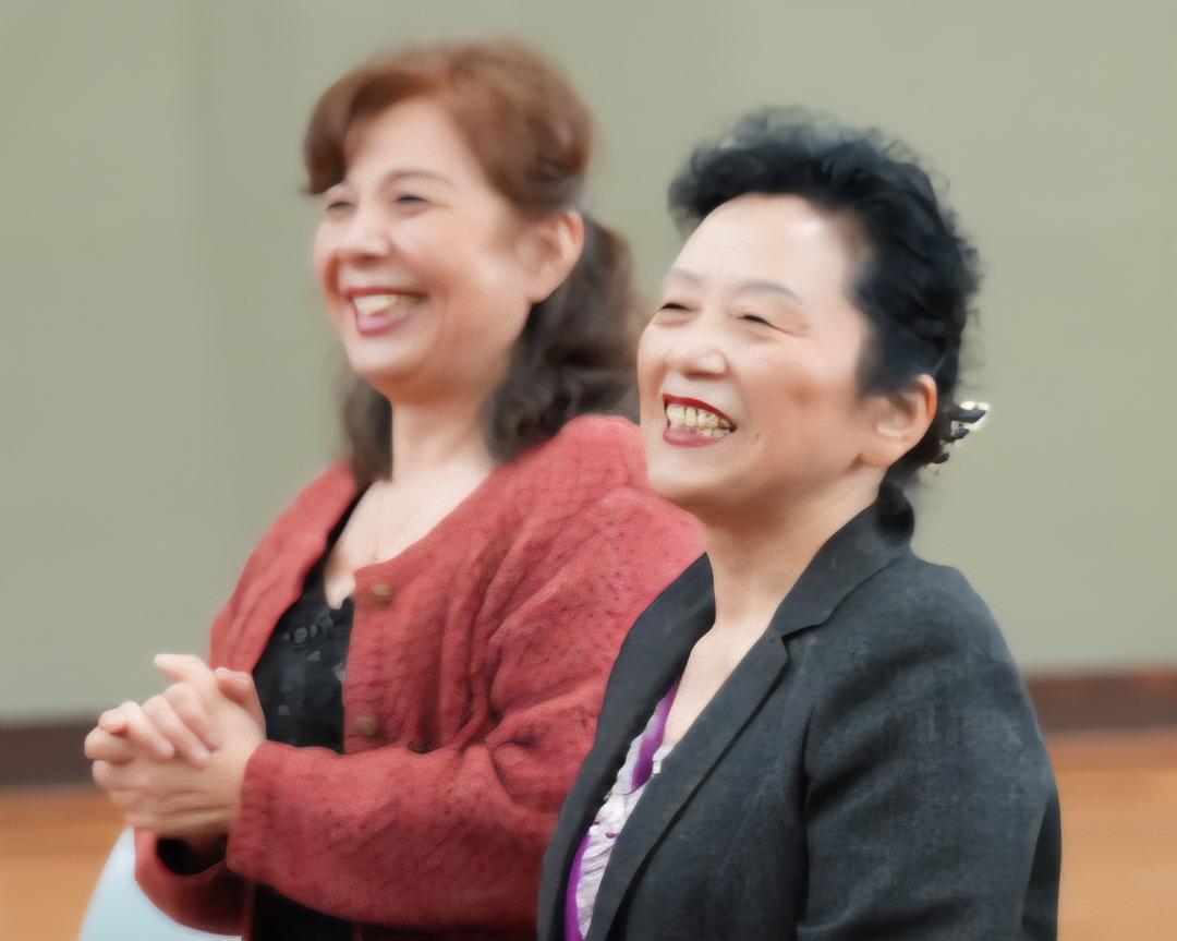 穿着西装笔挺的男子与小孩

AI 生成的内容可能不正确。