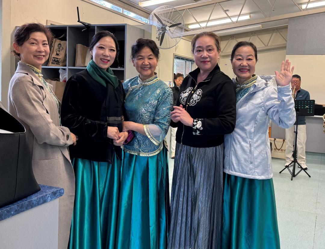 一群男人和女人站在一起

AI 生成的内容可能不正确。