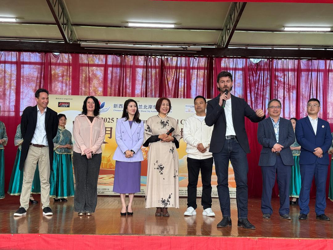 一群人站在室内合影

AI 生成的内容可能不正确。