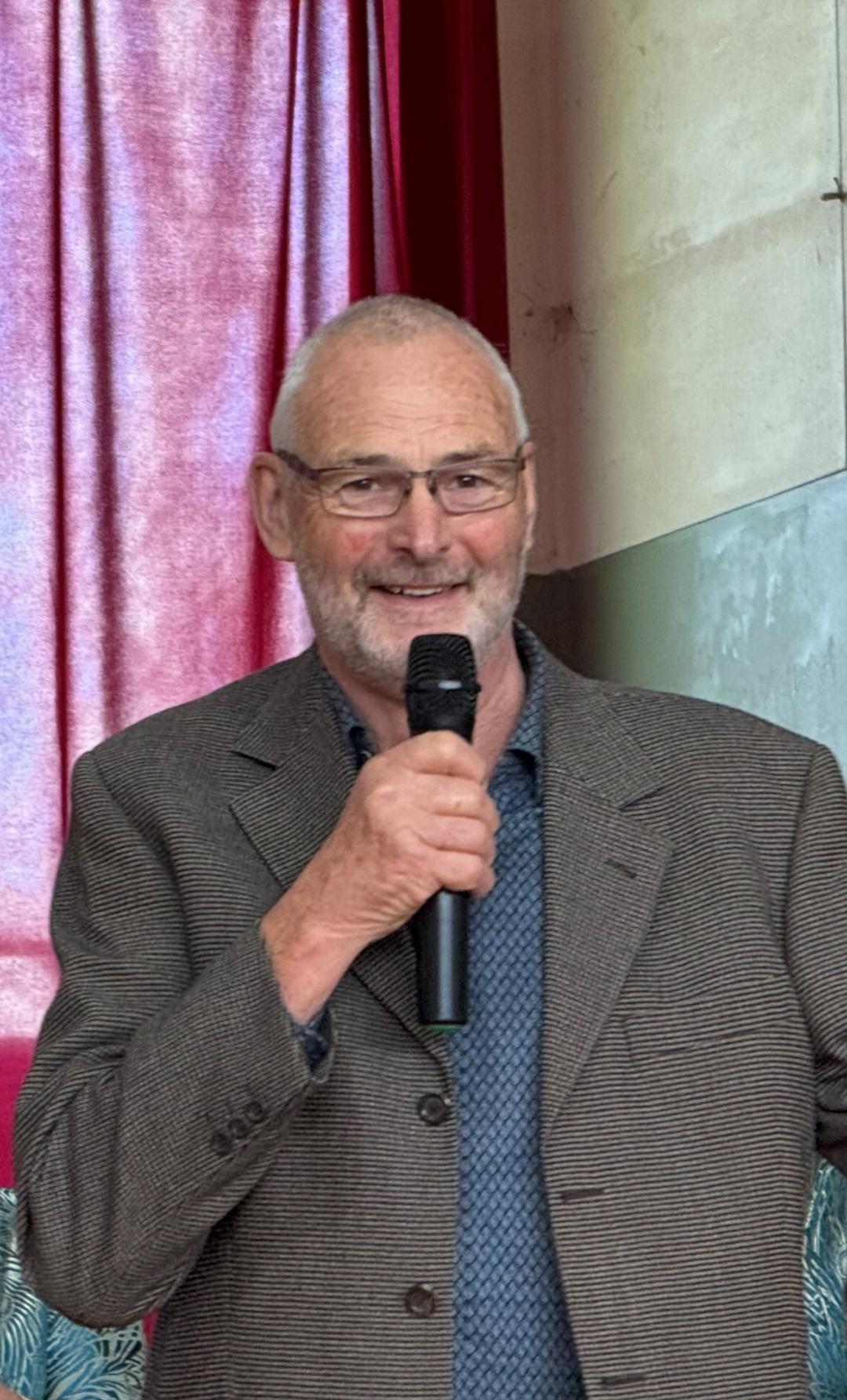 男人拿着手机

AI 生成的内容可能不正确。