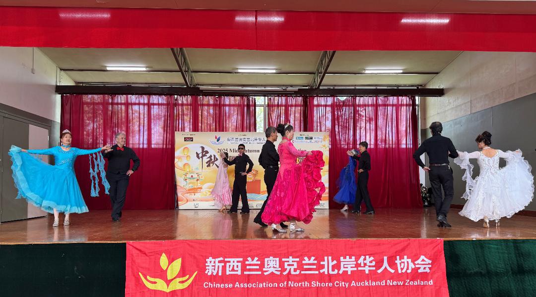 人们在看台上的人在房间里

AI 生成的内容可能不正确。