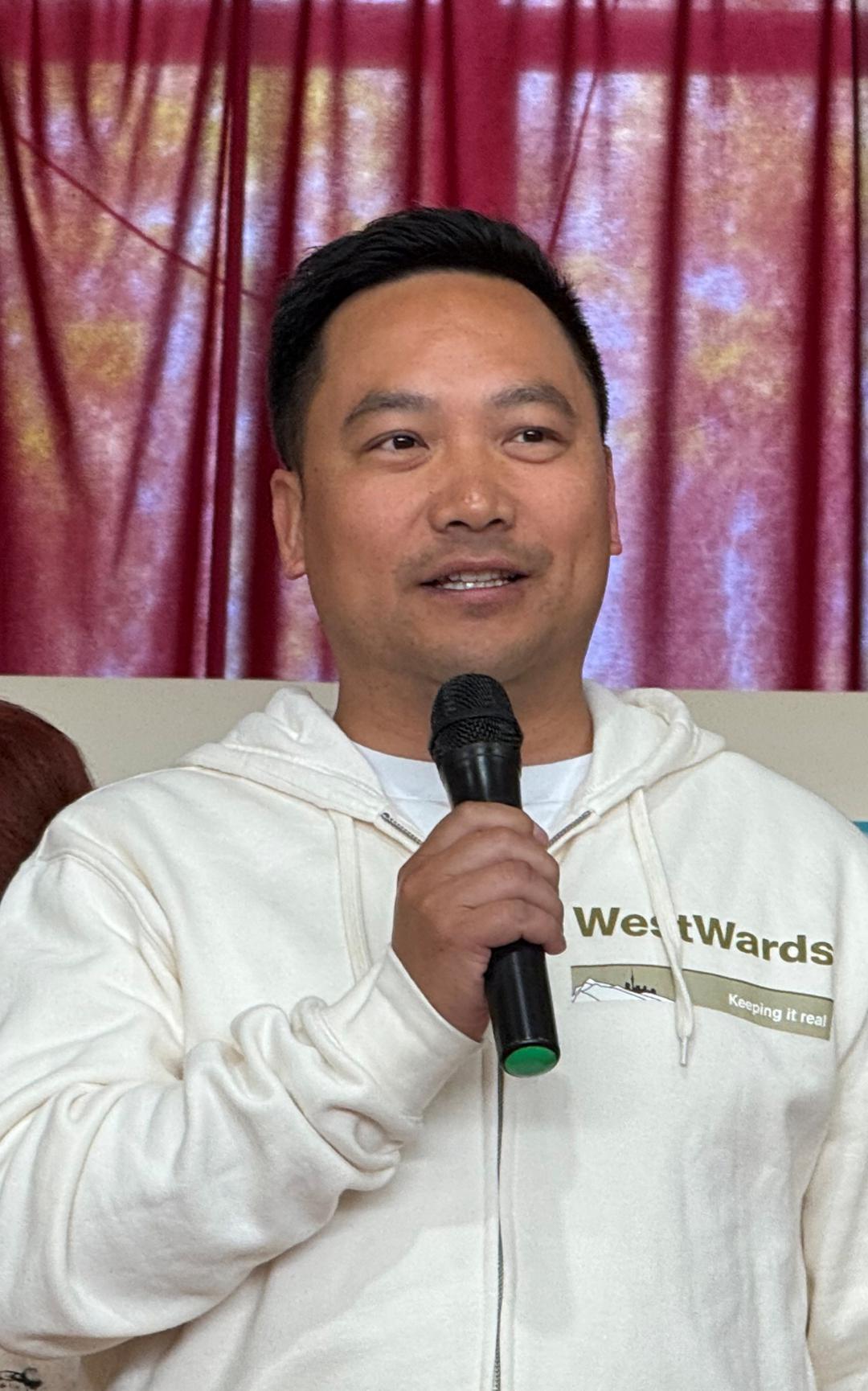 穿着绿色衣服的男子

AI 生成的内容可能不正确。