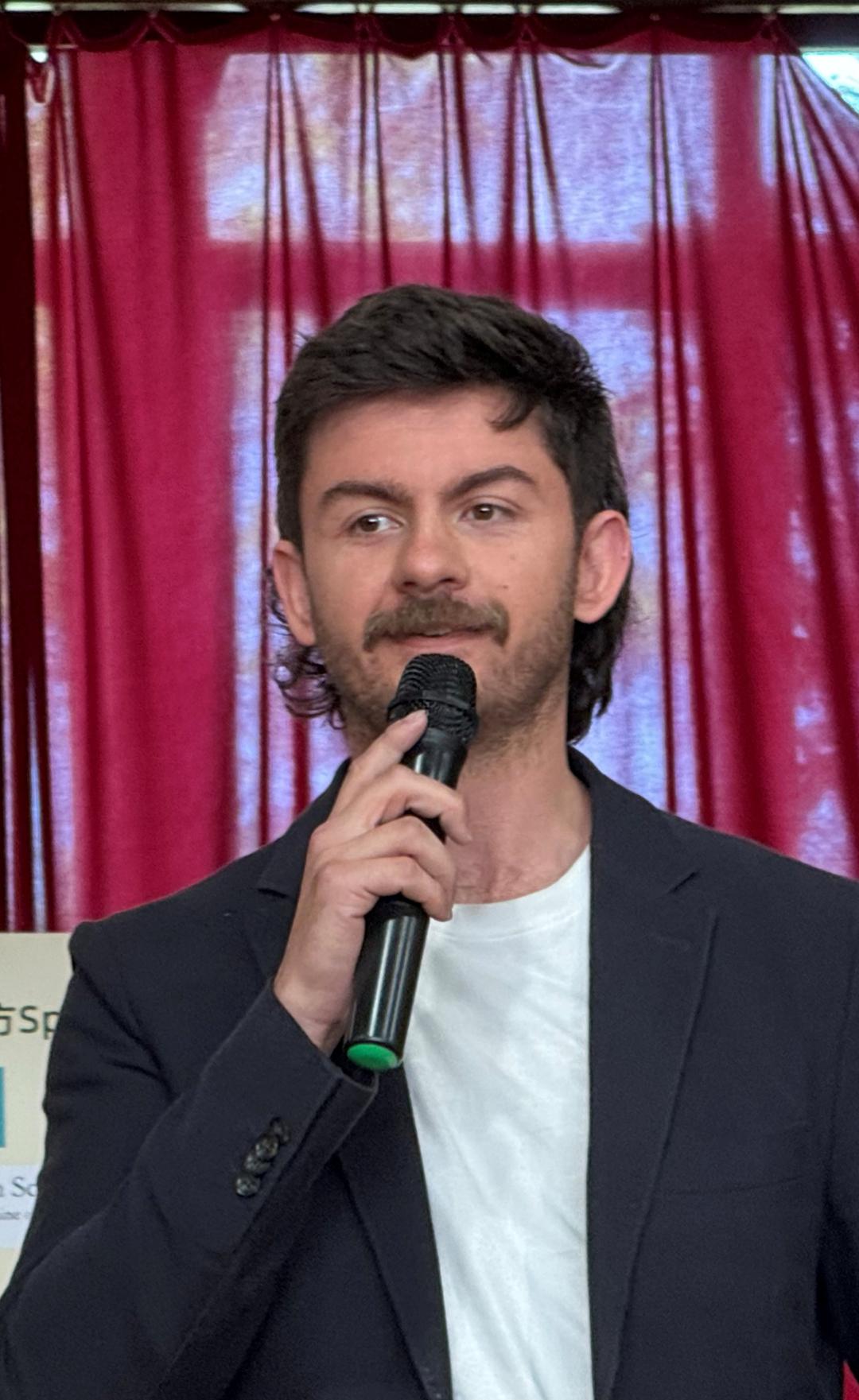 男人在打电话

AI 生成的内容可能不正确。