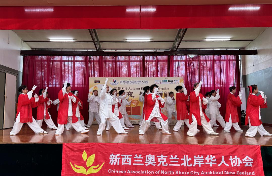 一群人站在台上

AI 生成的内容可能不正确。