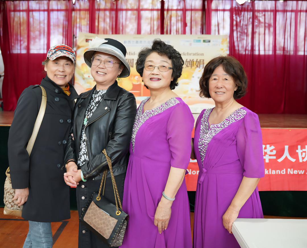 男人和女人站在一起合影的一群人

AI 生成的内容可能不正确。