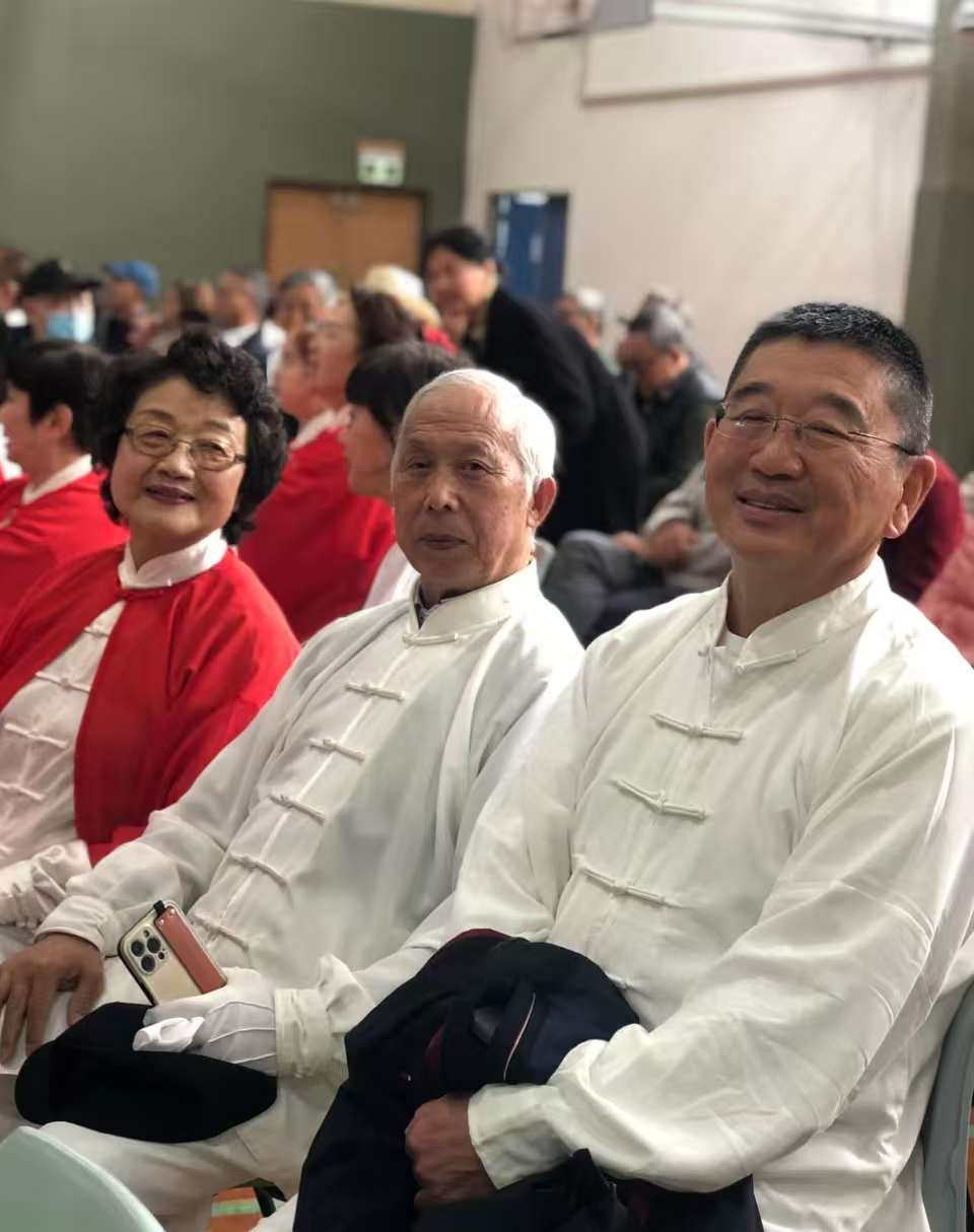 一群穿制服的人

AI 生成的内容可能不正确。