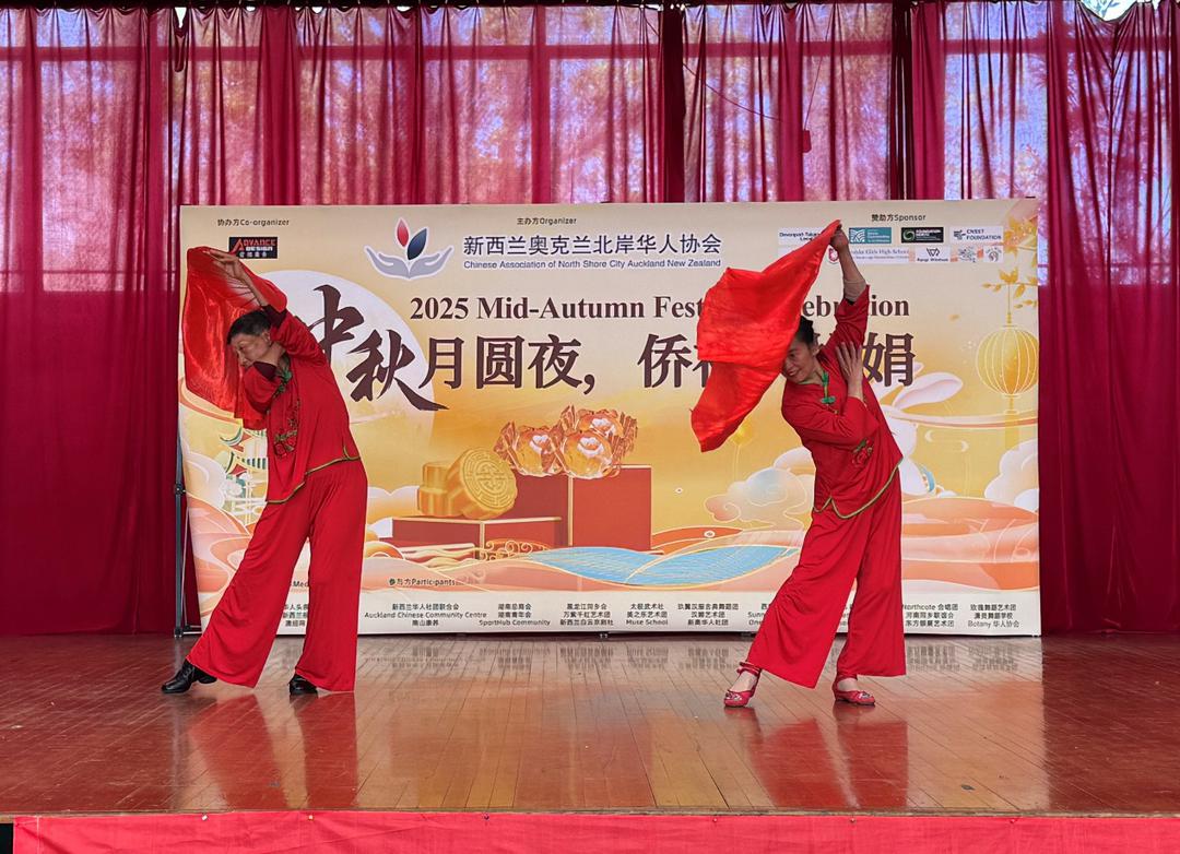 图片包含 男人, 球拍, 院子, 站

AI 生成的内容可能不正确。