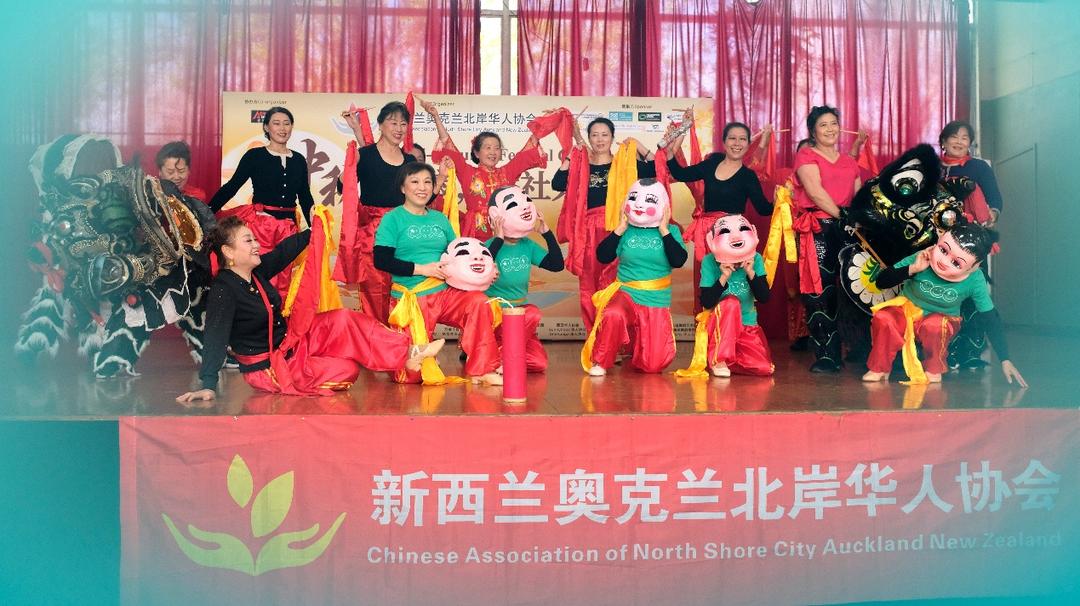 一群人站在台上

AI 生成的内容可能不正确。