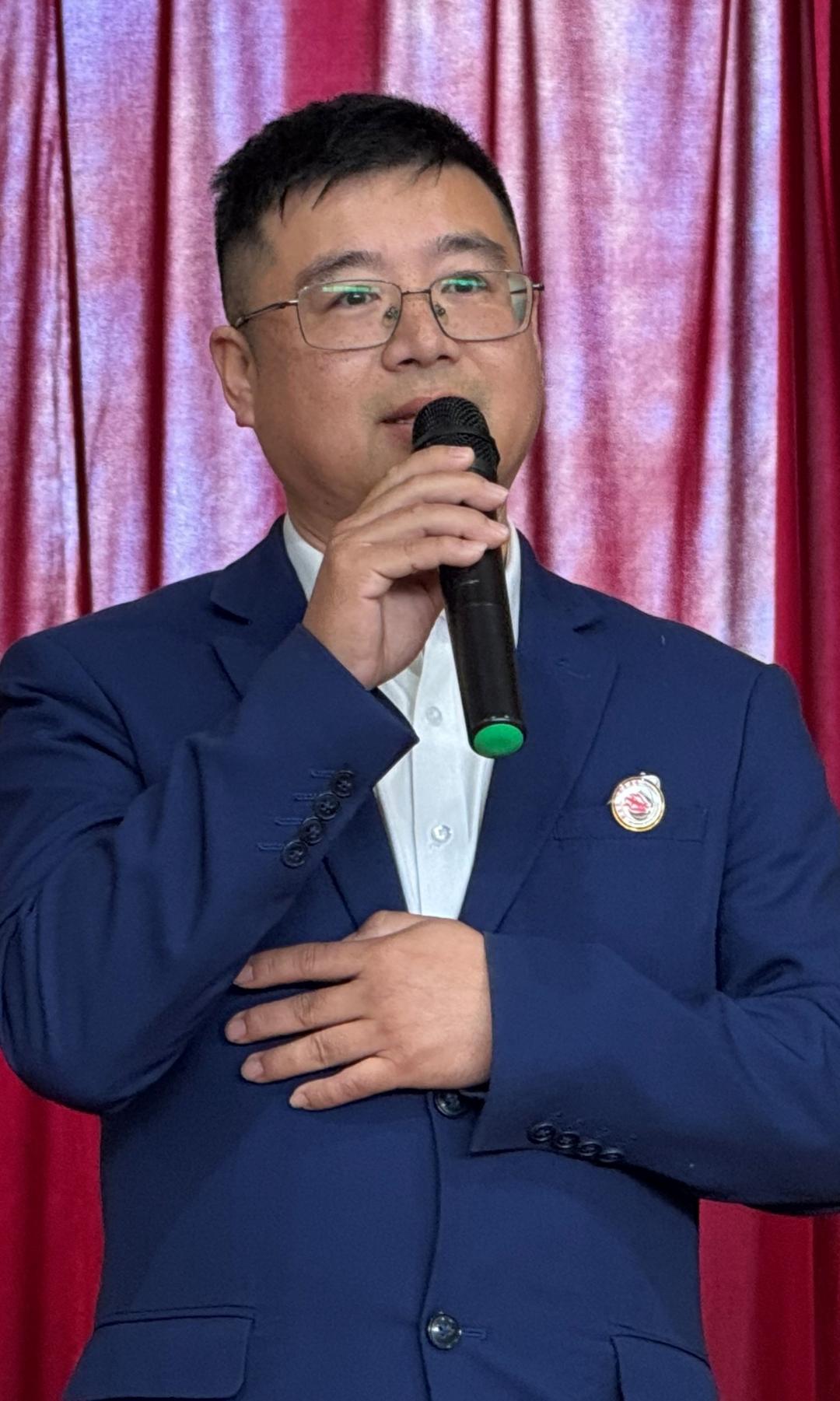 穿着西装笔挺的男子手里拿着手机的男人

AI 生成的内容可能不正确。