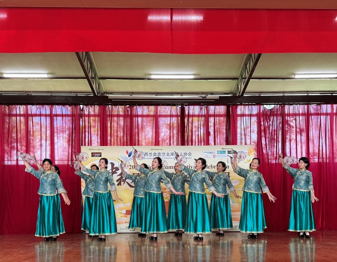 图片包含 室内, 天花板, 站, 桌子

AI 生成的内容可能不正确。