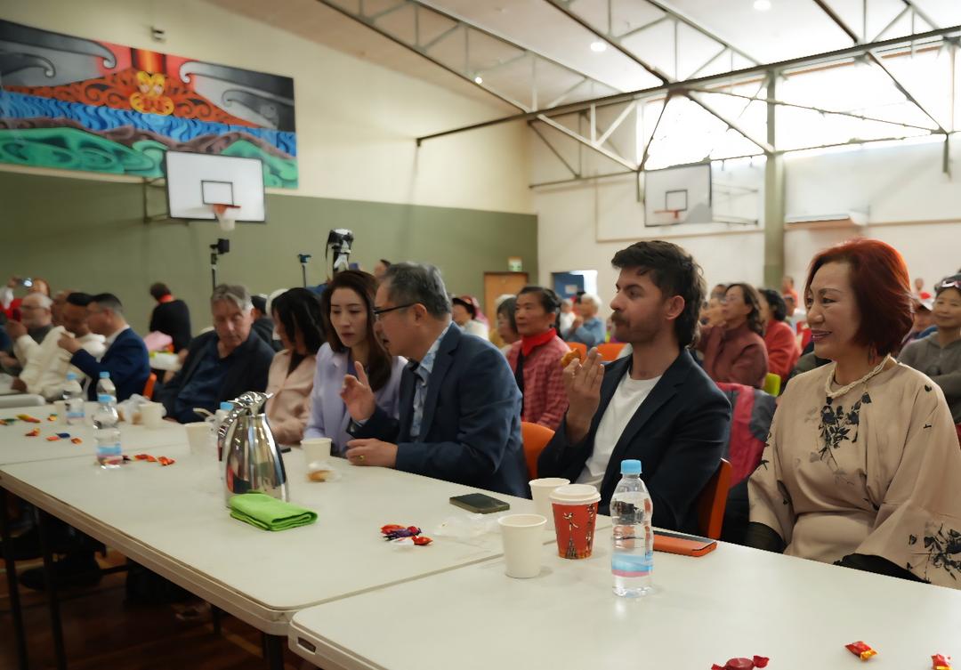 一群人在桌子边

AI 生成的内容可能不正确。