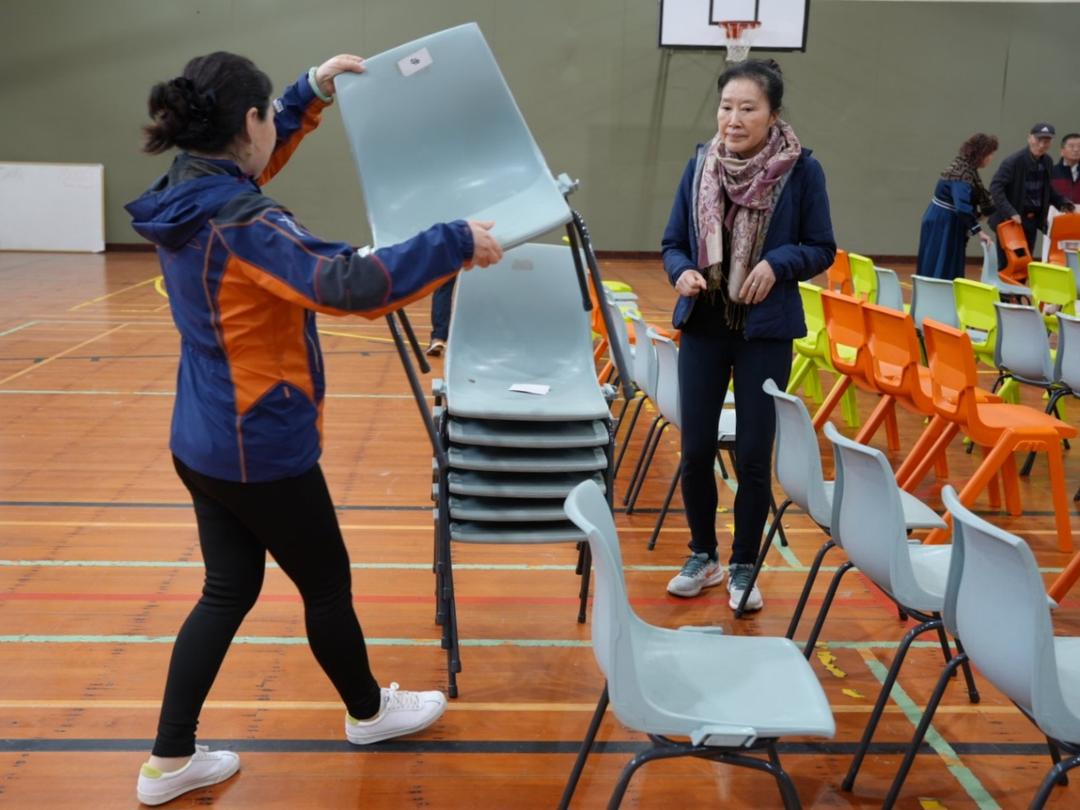 一群人站在椅子上

AI 生成的内容可能不正确。