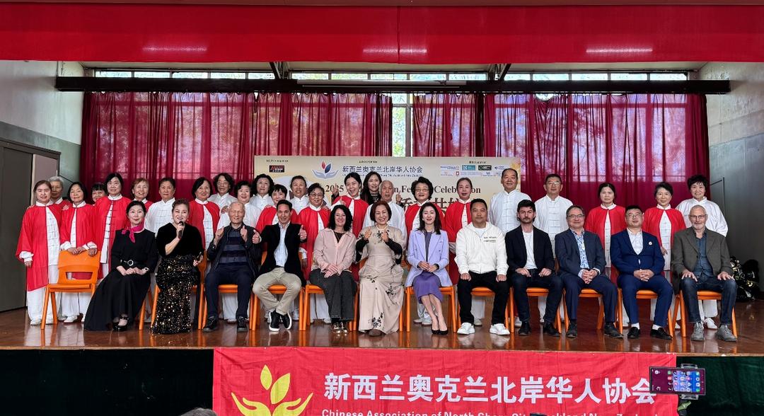 一群人站在台上

AI 生成的内容可能不正确。