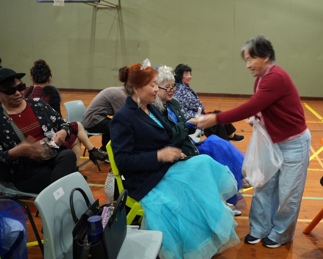 一群人在房间里交谈

AI 生成的内容可能不正确。