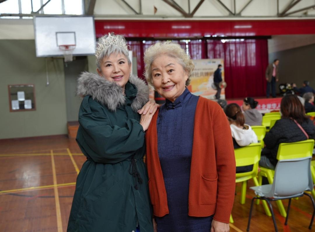 男人和女人站在一起

AI 生成的内容可能不正确。