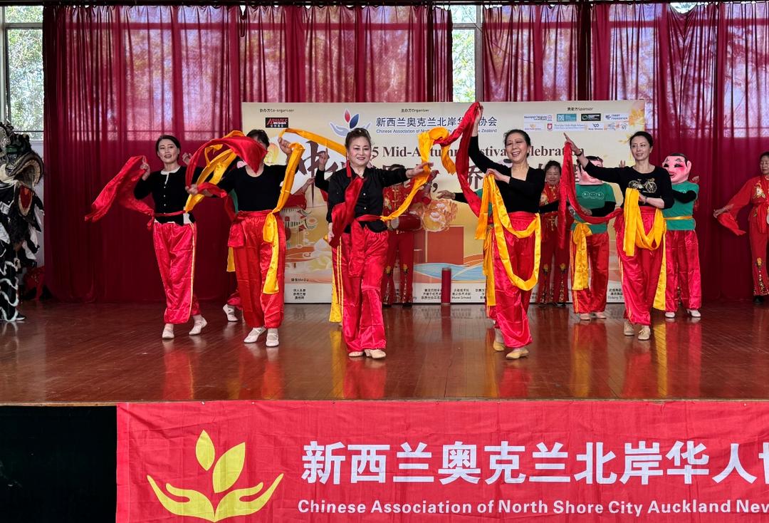 一群人在台上表演的人倒一边的照片

AI 生成的内容可能不正确。