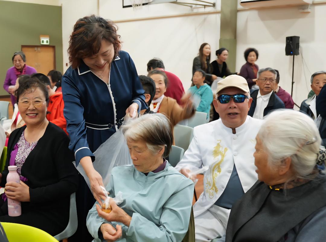 一群人在吃东西

AI 生成的内容可能不正确。