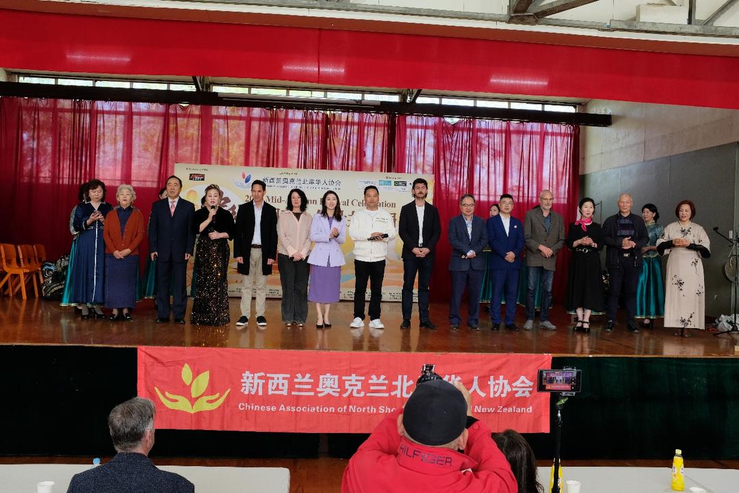 一群人在台上表演的人倒一边的照片

AI 生成的内容可能不正确。