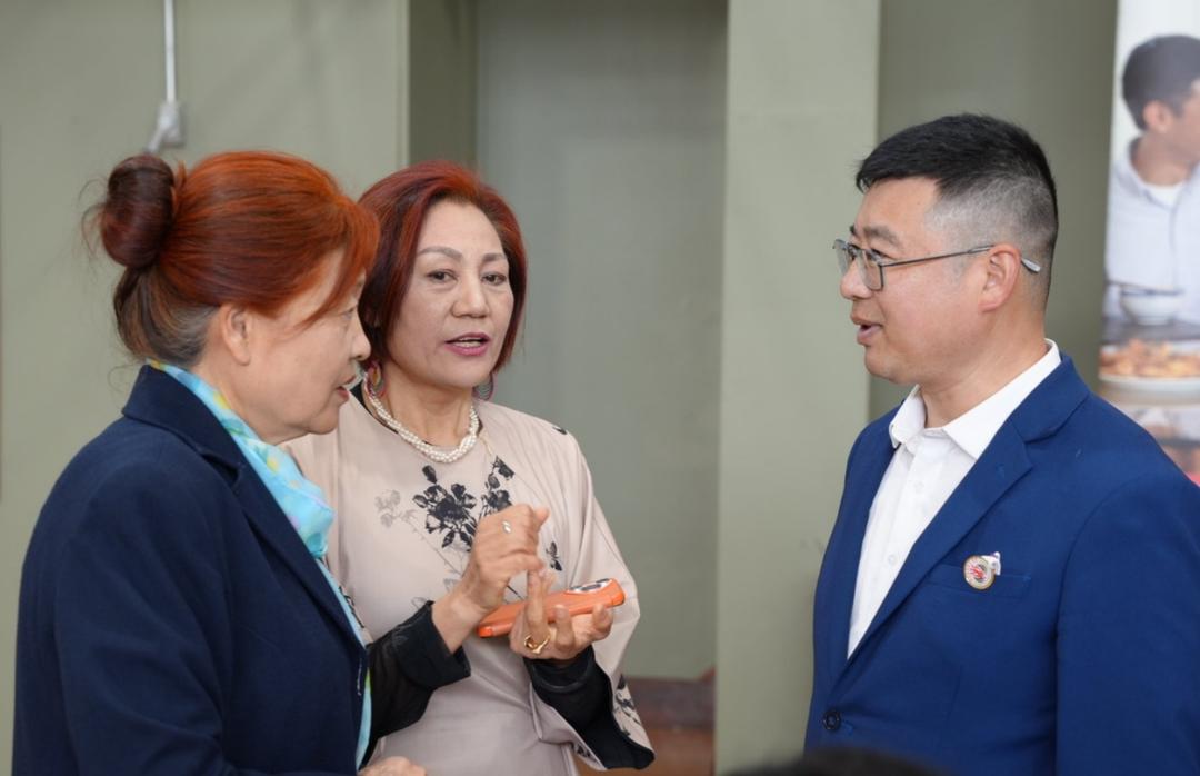 男人和女人在切蛋糕

AI 生成的内容可能不正确。