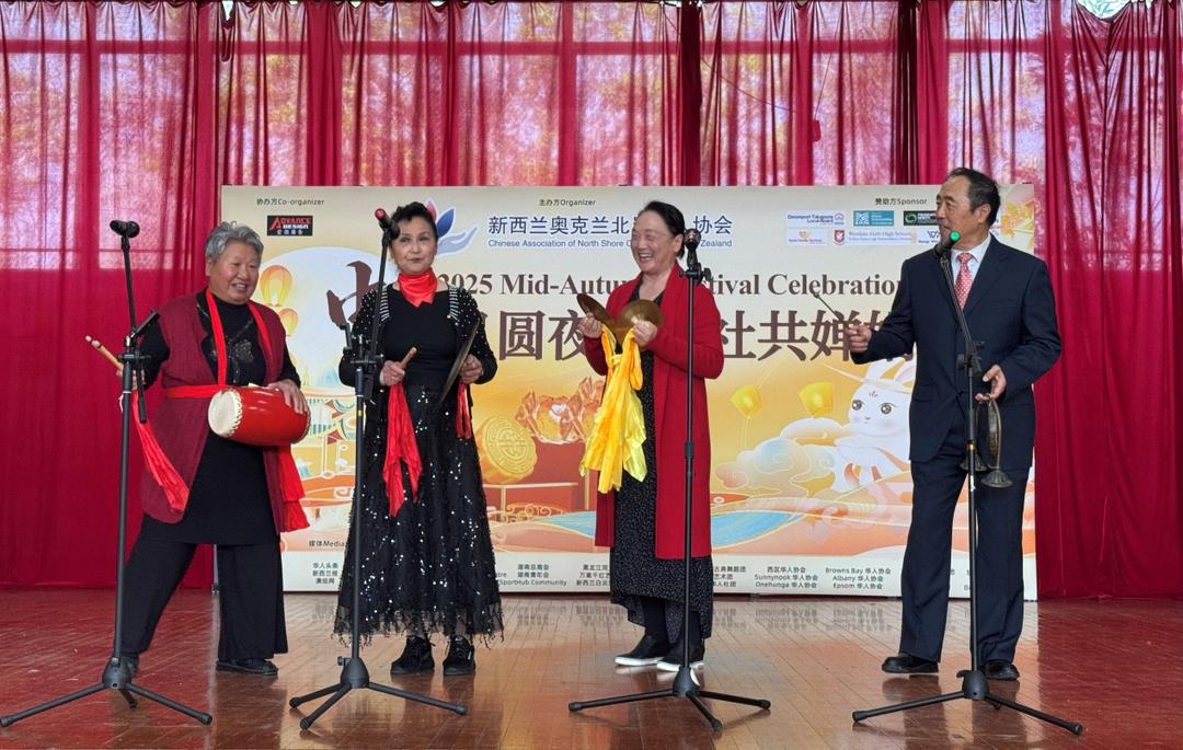 一群穿着礼服的男人和女人站在一起

AI 生成的内容可能不正确。