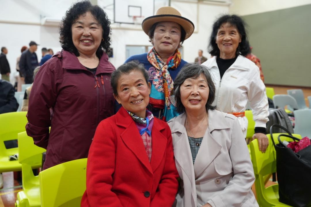 小孩们站在一起合影的一群人

AI 生成的内容可能不正确。