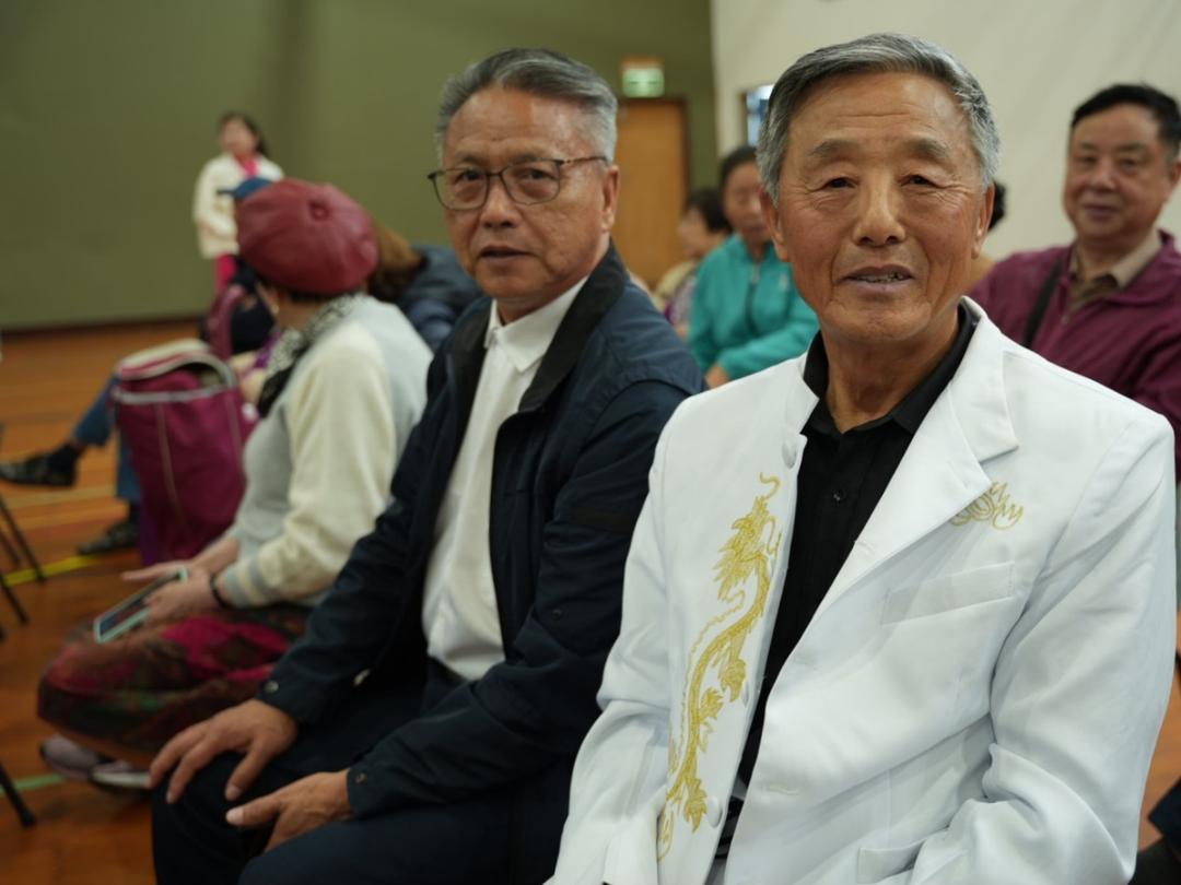 一群穿着西装的人

AI 生成的内容可能不正确。