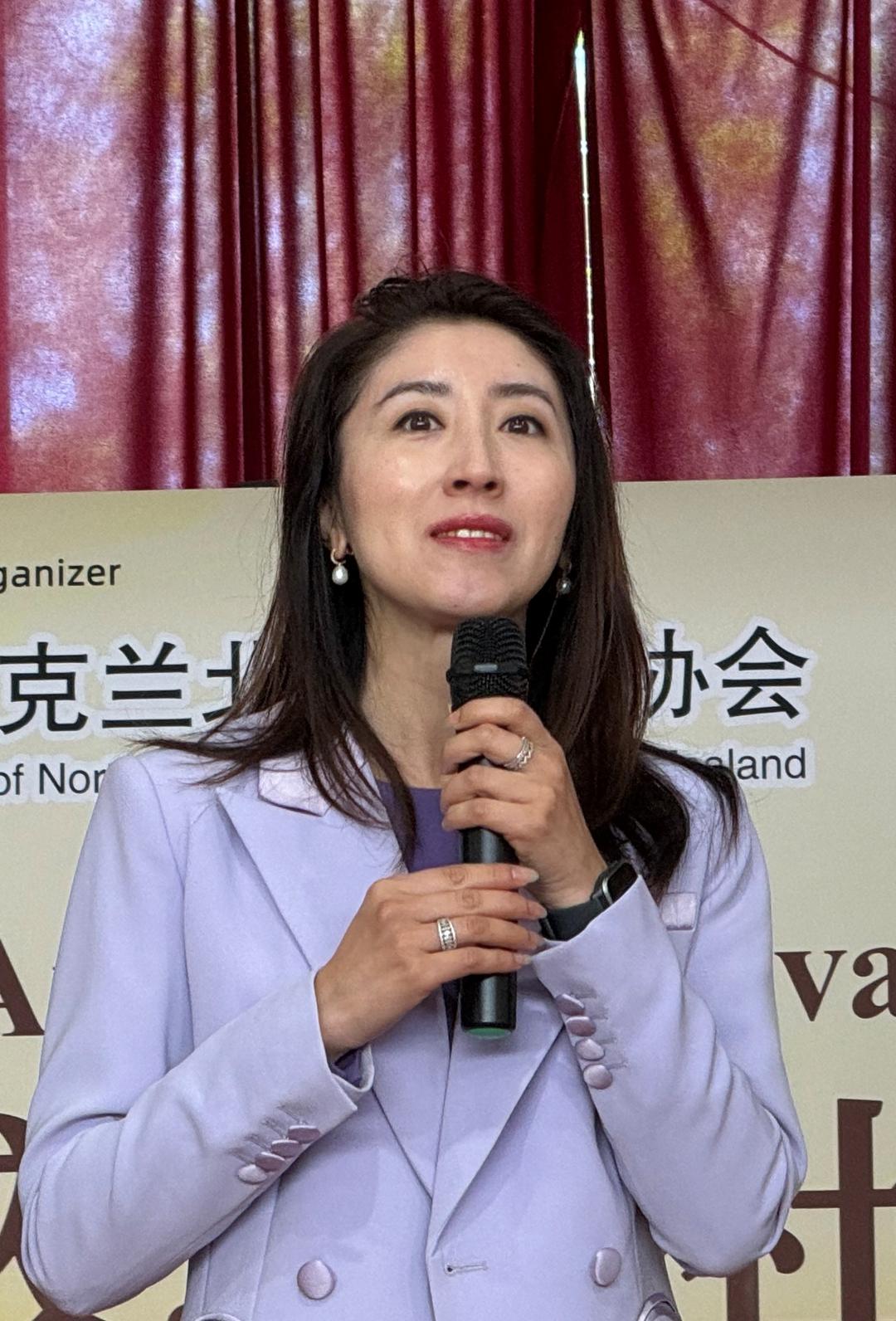 穿着西装笔挺的男子手里拿着手机的女人

AI 生成的内容可能不正确。