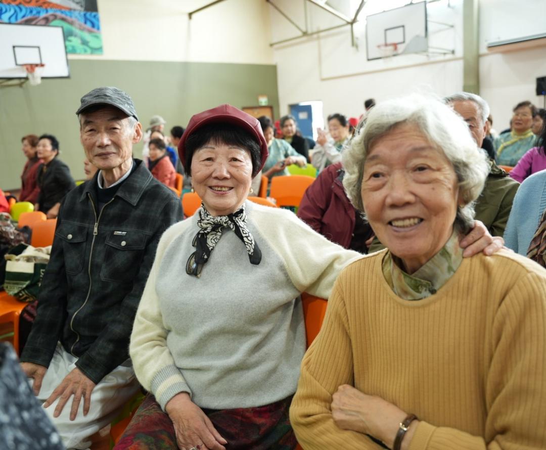 一群戴帽子的人

AI 生成的内容可能不正确。