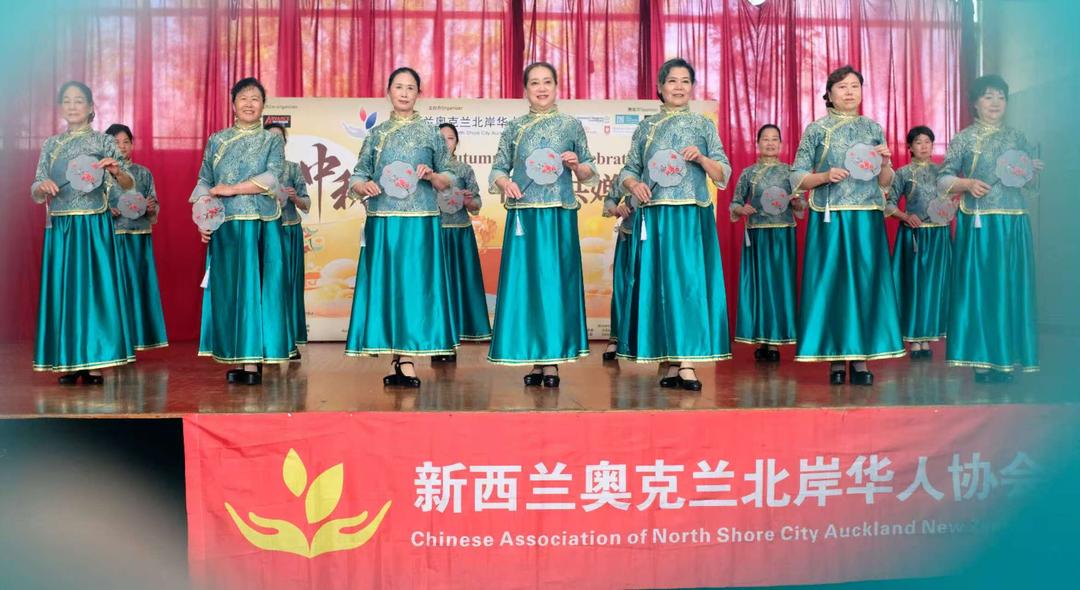 图片包含 室内, 桌子, 华美, 小

AI 生成的内容可能不正确。