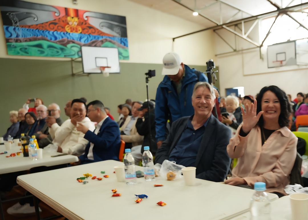 一群人在桌子前切蛋糕

AI 生成的内容可能不正确。