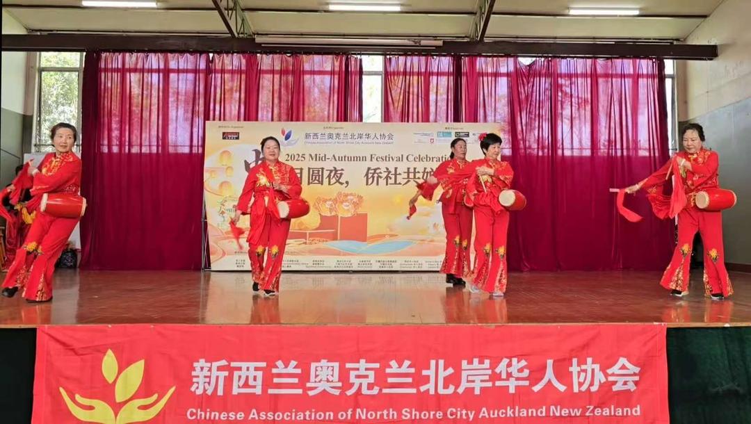 图片包含 室内, 桌子, 站, 房间

AI 生成的内容可能不正确。