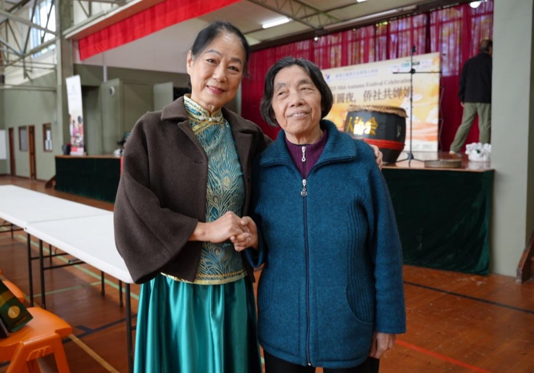 穿着蓝色衣服的人在摆拍

AI 生成的内容可能不正确。