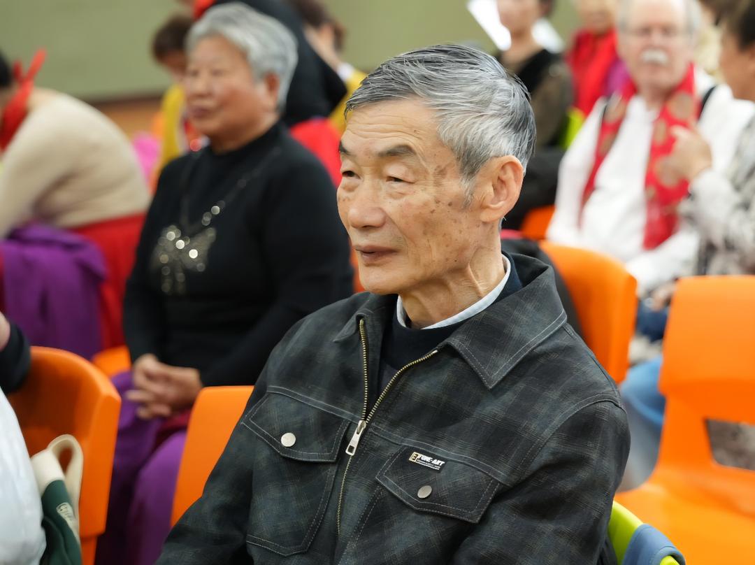 穿着制服的人

AI 生成的内容可能不正确。